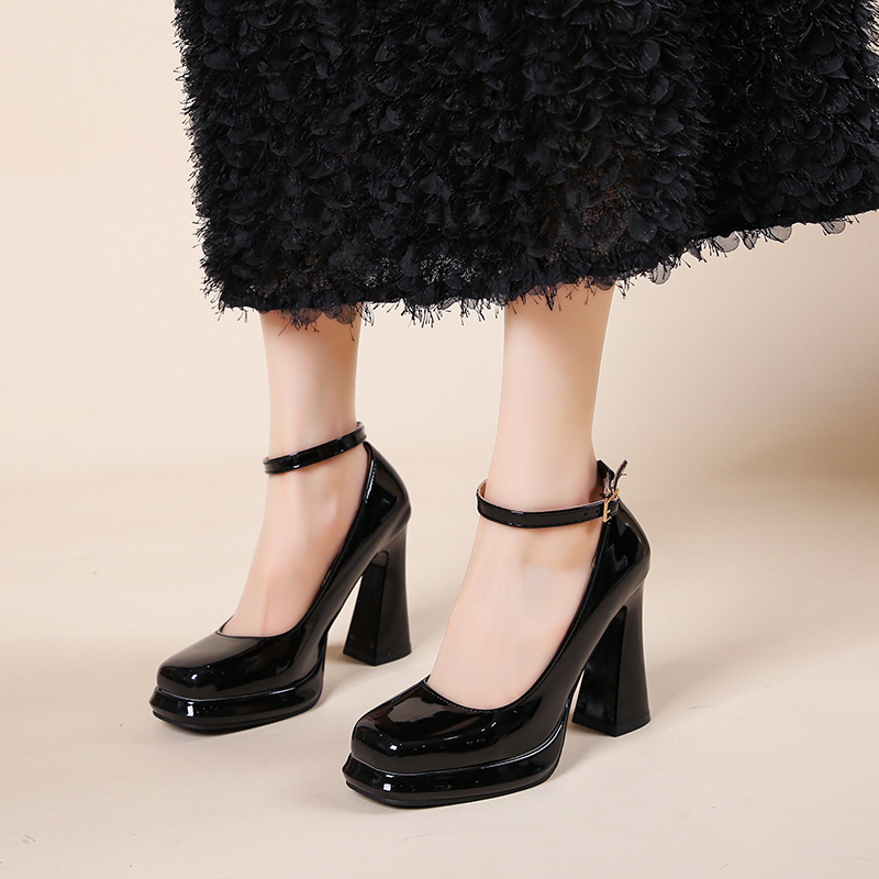 Fashionable high-heeled shoes. - Leather Classic Strap recension och pris