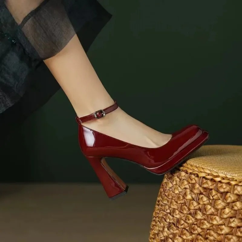 Fashionable high-heeled shoes. - Leather Classic Strap recension och pris